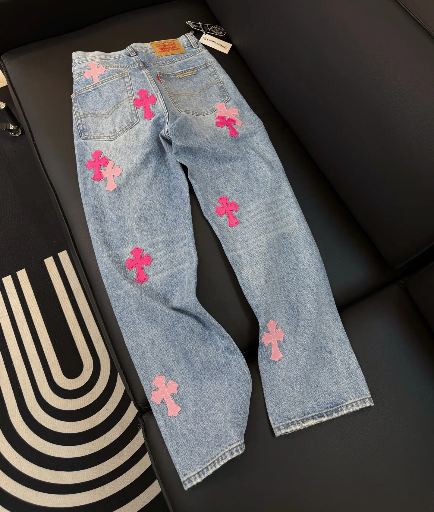 P280 Style number D: 311 Chrome Hearts washed blue and pink leather jeans Size: s-XXL (28 30 32 34 36) Color: washed blue Size reference 28 pants length 100 waist circumference 72 30 pants length 101 waist circumference 76 32 pants length 103 waist circumference 80 34 pants length 104 waist circumference 84 36 pants length 106 waist circumference 88